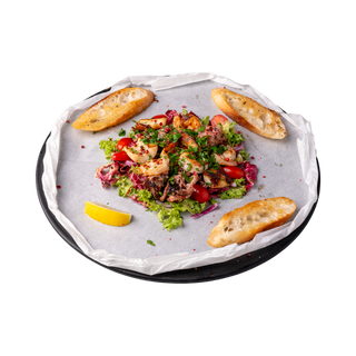 Sałatka Nicejska z wędzonym pstrągiem