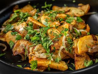 Смажена картопля з цибулею та печерицями