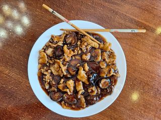 225. Cвинско с ароматни гъби (500г)