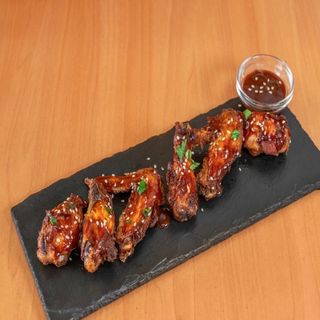 6un assinas de frango com molho bbq e sesame toastado.