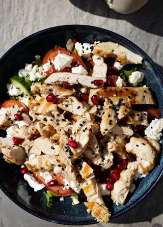 salata cu piept de pui la gratar