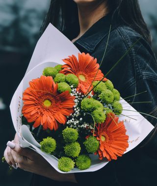 Buchet trandafiri albi cu alstroemeria si gypsophila