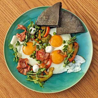 Яєчня з шинкою та овочами