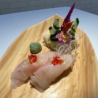 Niguiri Peixe Branco c/Ovas Tobiko e Raspas de Lima (2 UN)