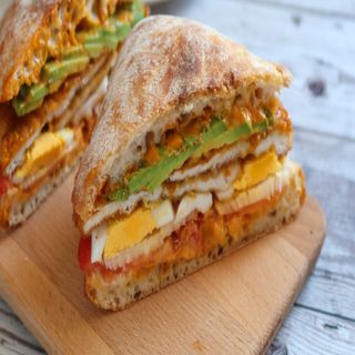 Bocadillo especial de jamón y queso