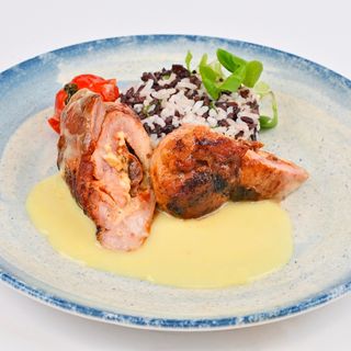 Пълнена пилешка пържола с топено сирене и сушен домат