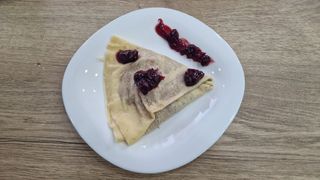 Palačinka sa kremom i višnjama