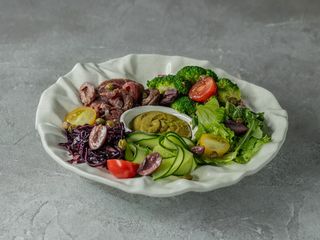 Боул з ростбіфом, оливками каламата, чері, овочами та кремом з авокадо