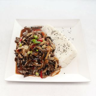 Polędwica wołowa w pikantnym sosie bambusowo-grzybowym