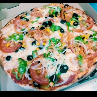 Piza.. pimiento cebolla tomate natural champiñones maíz y aceitunas negras 