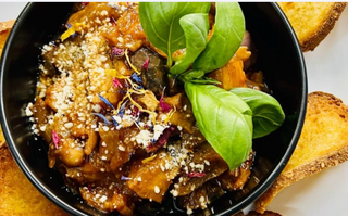 Caponata siciliana con crostini di pane casereccio