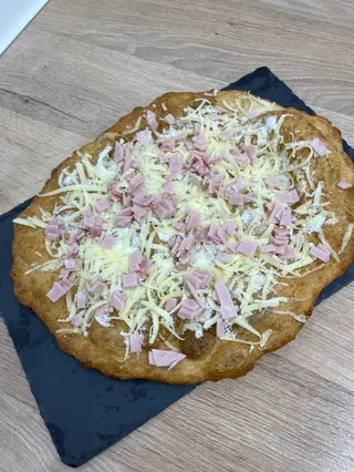Langos cu sunca si cascaval