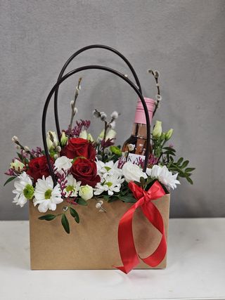 Buket crveni u ukrasnoj torbici