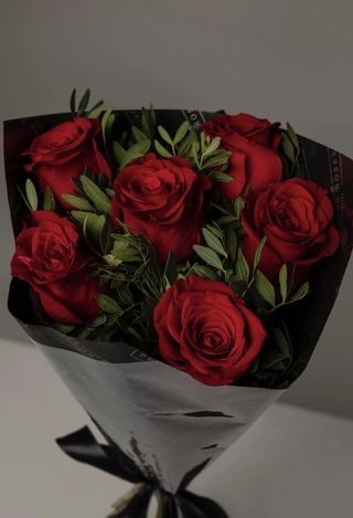 Ramo de 6 rosas con eucalipto