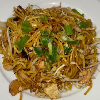 Tallarines fritos con pollo