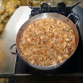 Paella de chipirones con alcachofas y ajos tiernos