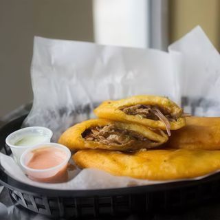 Empanada de carne mechada de vacuno
