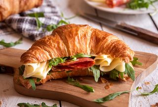 Kroasan sendvič sa ćuretinom