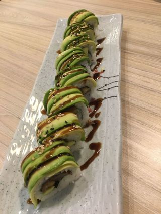 80. Uramaki dragon (8 piezas)