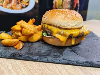 Burgeri de vita, cartofi si sosul casei