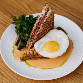 Крок-мадам з ростбіфом і соусом чедер (300 грам) 