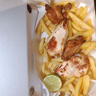 Petti di pollo, alette,patate e bibita latt