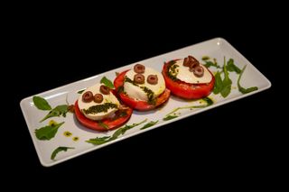 Домати с моцарела и песто (300г)