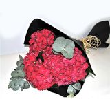 Buchet din 3 hortenzii roz cu eucalipt decorate in hartie neagra