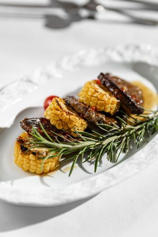 Медальоны из телятины, кукуруза на гриле (400г)