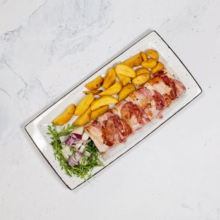 Punjena vješalica omotana slaninom s pekarskim krumpirom 