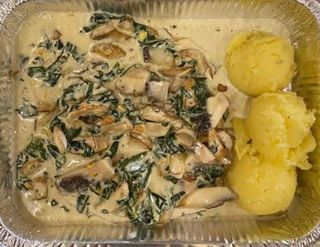 Пилешки филенца на плоча с гъби, спанак и сметана