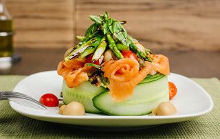 Теплая спаржа с севиче из лосося