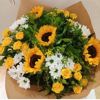 Ramo mediado de flores variadas amarillas.
