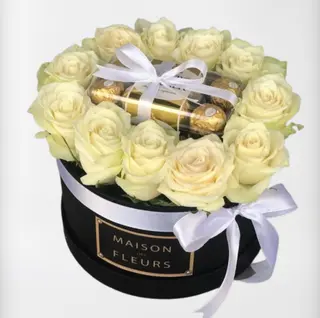 Boite Avec Des Roses Blanches Et Boite Chocolat
