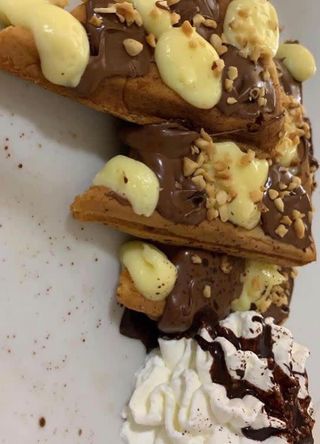 Waffle Crema chantilly e croccante di mandorle