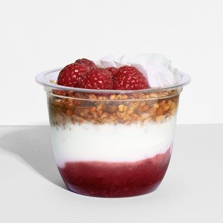 Yogur con frutos rojos y granola