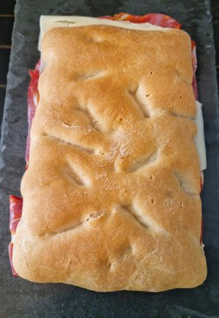 Schiacciata spianata piccante e brie