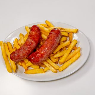 Dos chorizos criollo y patatas fritas