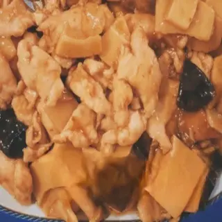 Pollo con bambú y setas chinas