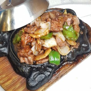 Ternera con ajo sobre bandeja quemada