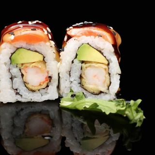 133-uramaki de langostino salmon flameado aguacate