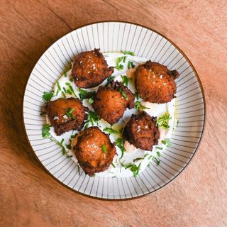 Bunyols d'albergínia fumada, iogurt, herbes i ole de pebre vermell dolç