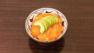 72.Chirashi De Salmón Y Aguacate 