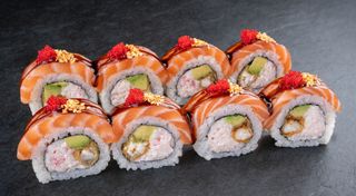 Роял-рол з лососем та вугрем темпура