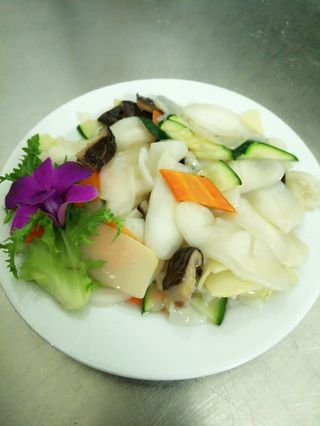  61 Gnocchi di riso saltati con verdure miste 什锦年糕