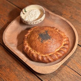 Placinta cu ciuperci si sos de iaurt cu usturoi 