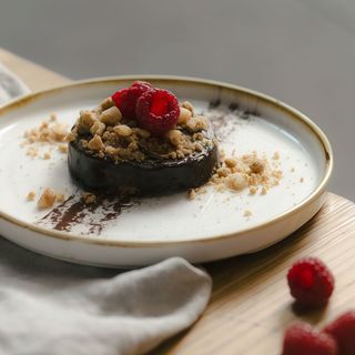 pastelito de mousse de chocolate y avellanas