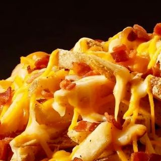 Batata frita com chedder e bacon