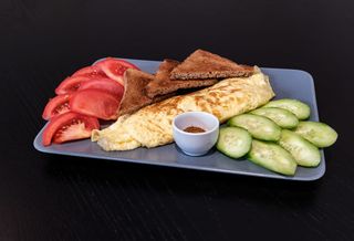 Омлет със сирене и сезонна гарнитура