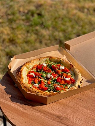 Піца З філе лосося, Крем сиром та соусом Пад тай (550г)